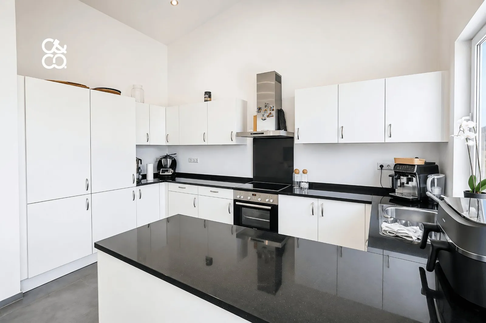 Offene Küche einer Neubauwohnung